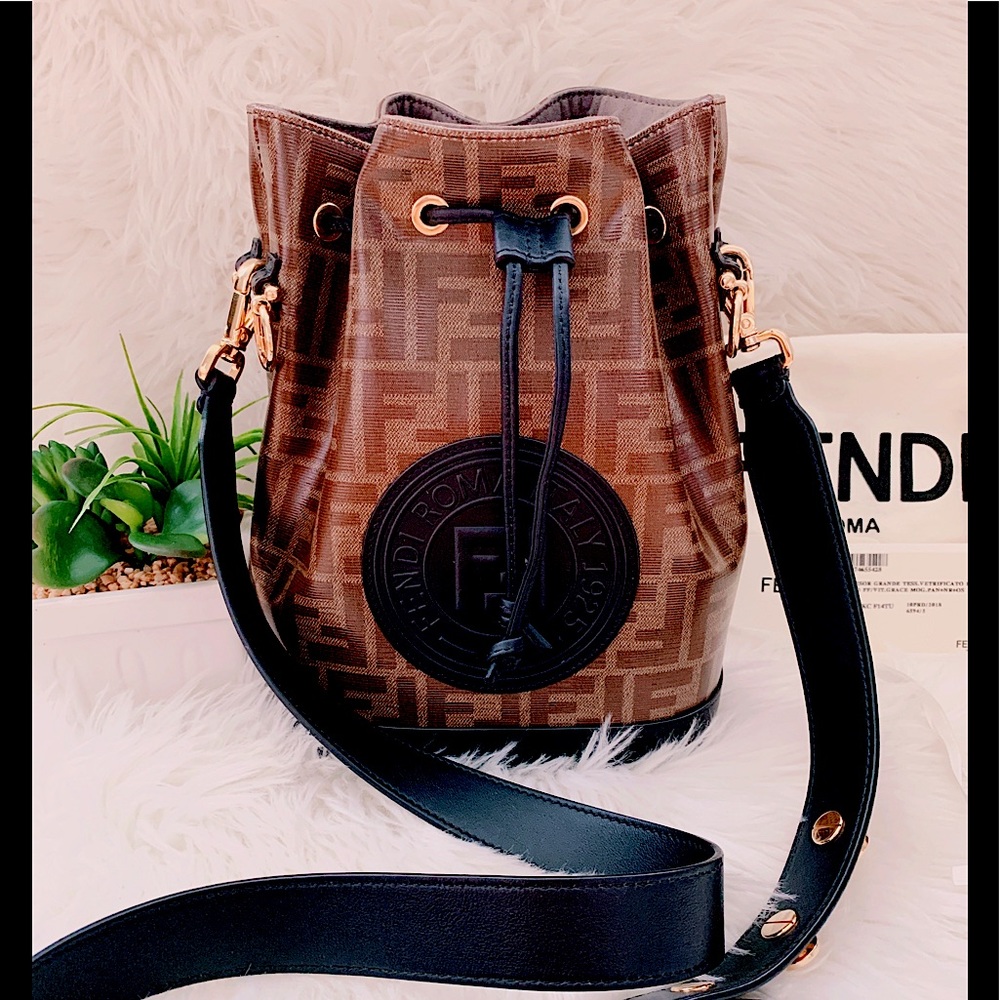 🍾🥂Host Pick🥳Fendi Mon Tresor Bucket Bag